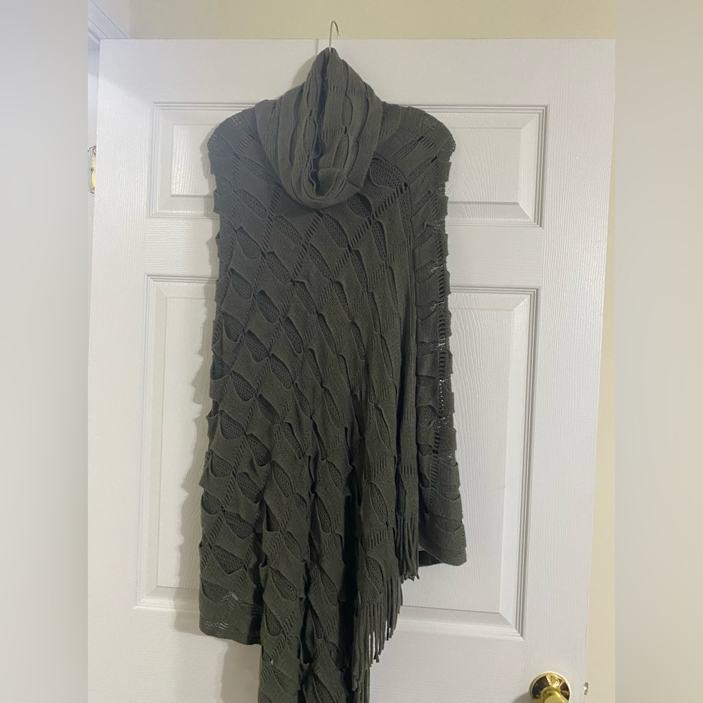Calessa poncho in grey. Size L/XL.